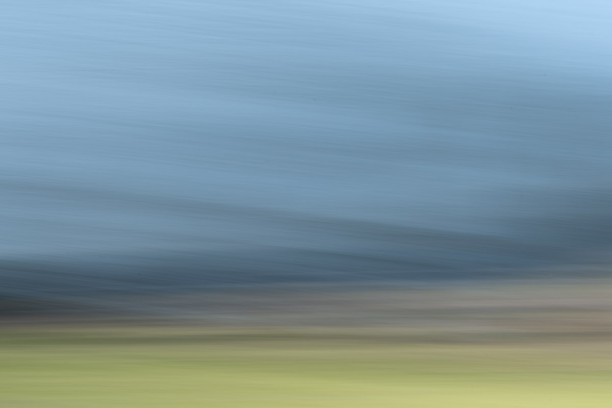 A blurry image of the sky and grass.