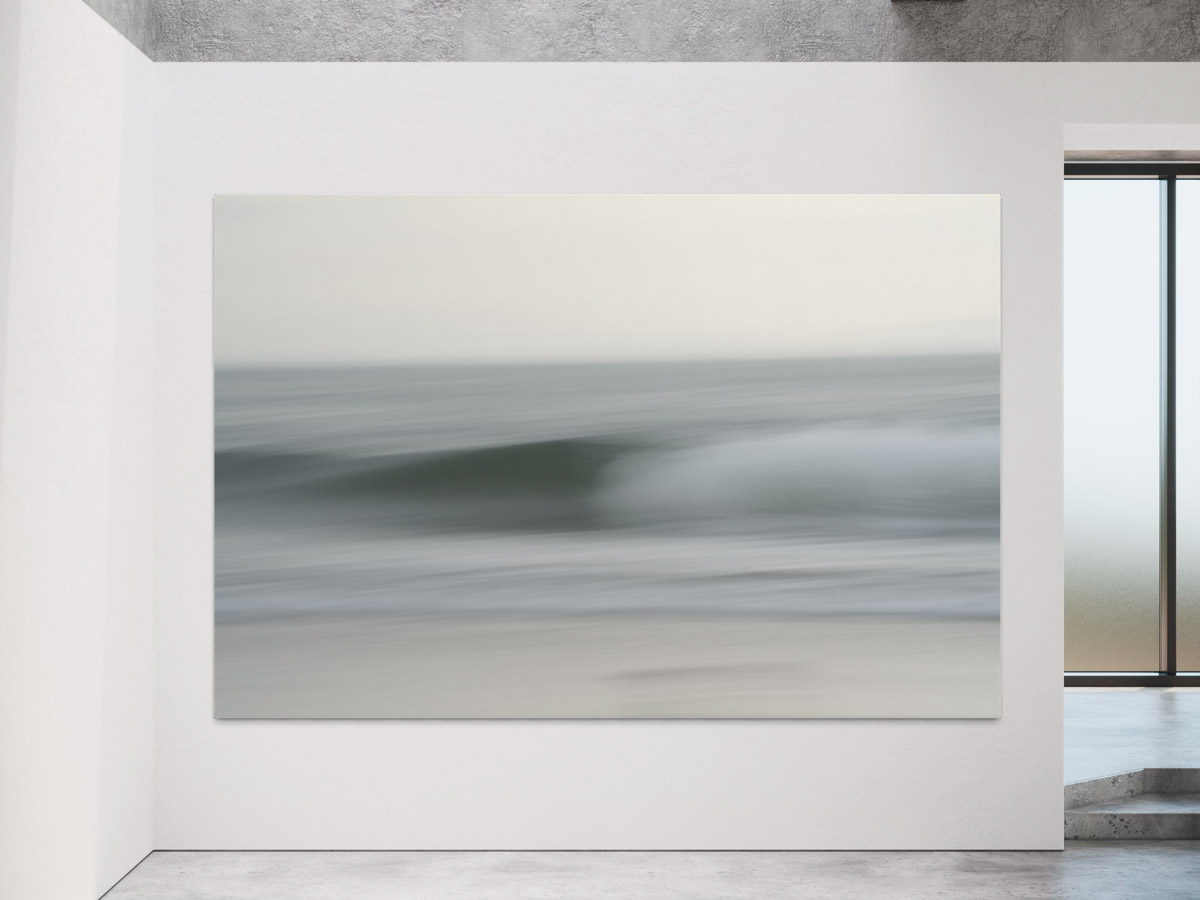 A blurry picture of the ocean with waves in it.